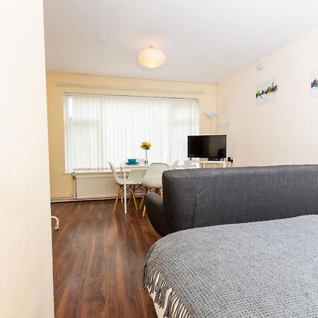 Studio In Stretford With Great Transport Links Apartman Manchester Kültér fotó